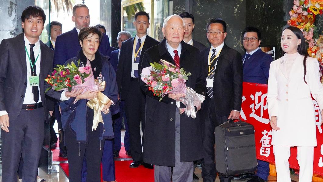 我駐美國代表處蕭美琴大使機場迎接領袖代表張忠謀伉儷。（圖/APEC台灣代表團提供)