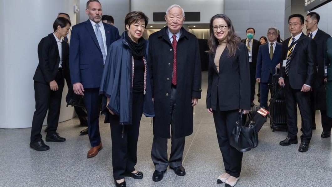 張忠謀抵舊金山出席APEC!蕭美琴接機被問副手 微笑不答