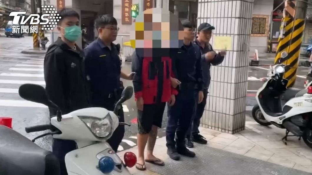 警方將涉案人等帶回。(圖/TVBS)