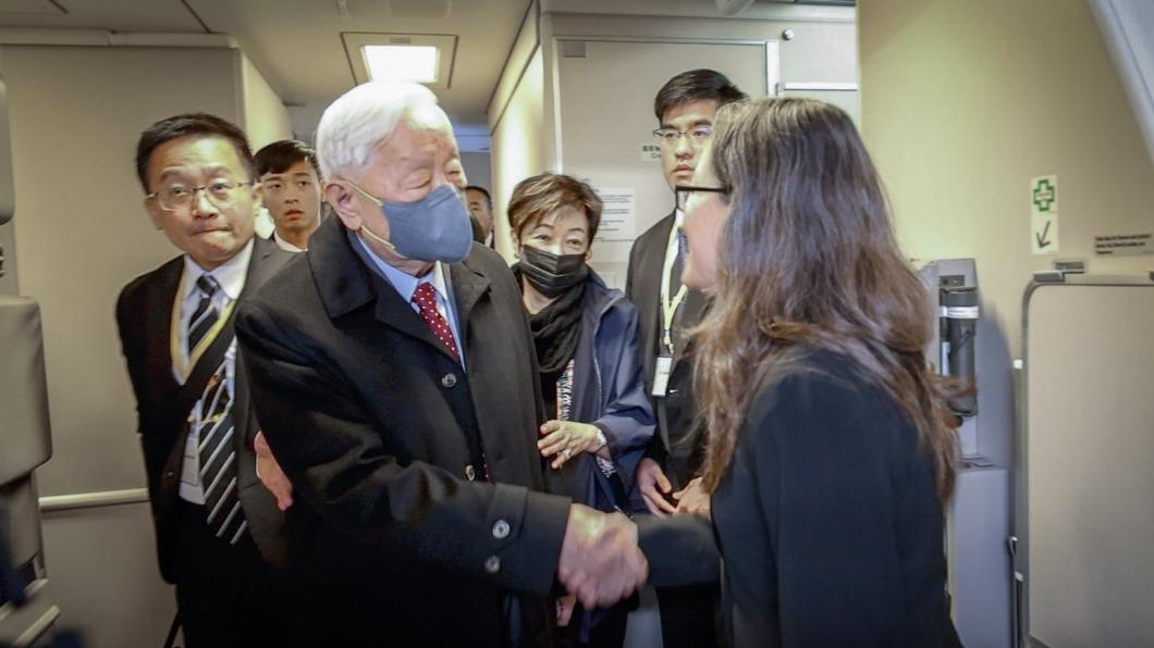 我駐美國代表處蕭美琴大使機場迎接領袖代表張忠謀伉儷。（圖/APEC台灣代表團提供)