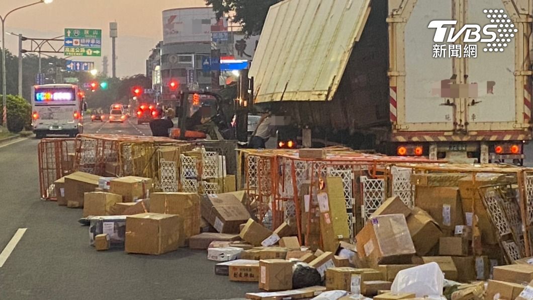 貨車門沒上鎖　醬油、剝皮辣椒撒滿街