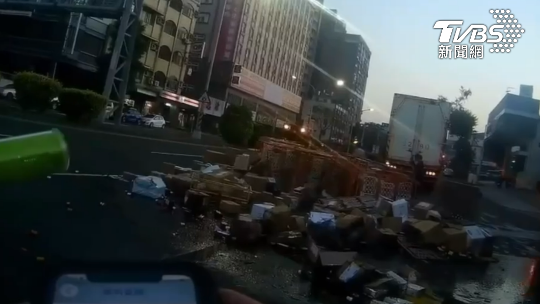 員警緊急通知物流公司及清潔隊到場協助清除。(圖/TVBS)