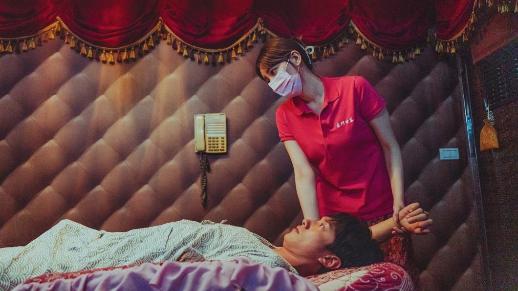 最讓網友笑瘋的第二單元「站一個晚上」由郭雪芙、劉俊謙主演。（圖／Netflix提供）