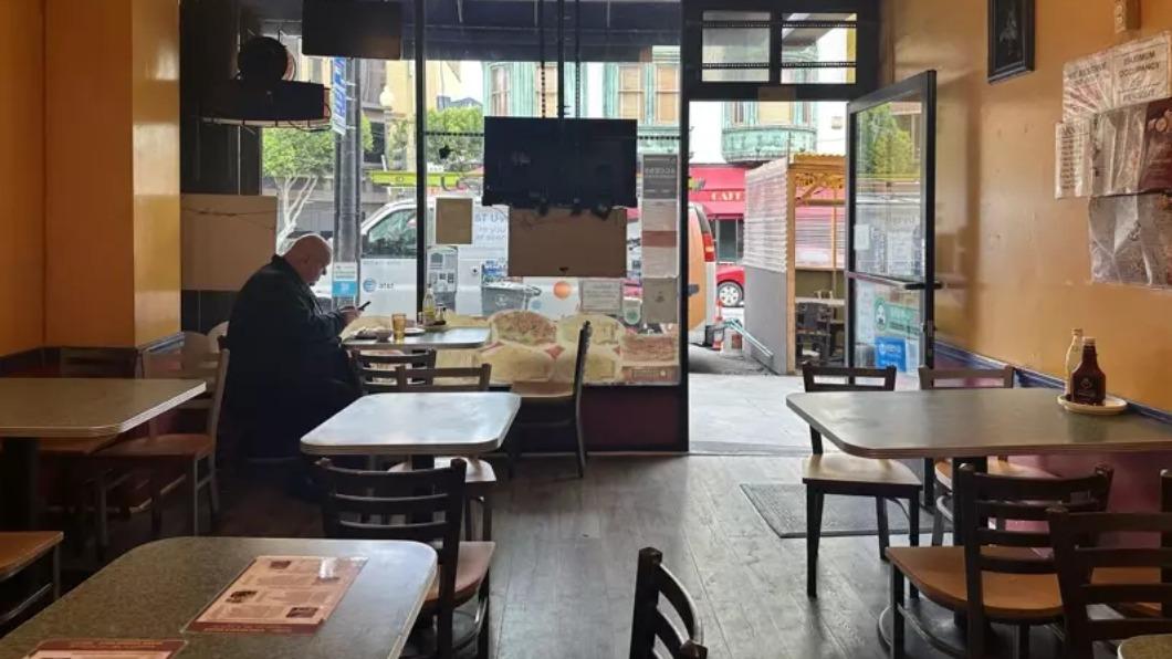 峰會期間的商店街因交通管制生意冷清。（圖／李怡攝）