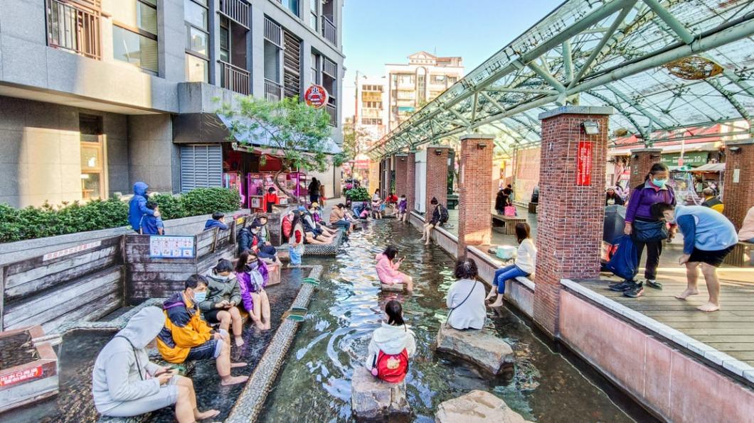 「湯圍溝公園」是礁溪知名的免費泡湯景點。（圖／艾莉絲愛旅行提供）