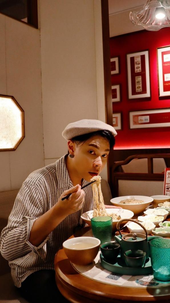 李佑群品嚐蘇州美食。（圖／幸喜國際提供）