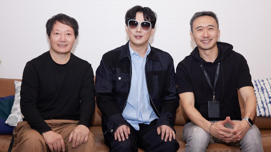 華納音樂音樂製作部資深總監易家揚(左起)、蕭煌奇、楊國修。(圖/華納音樂提供)