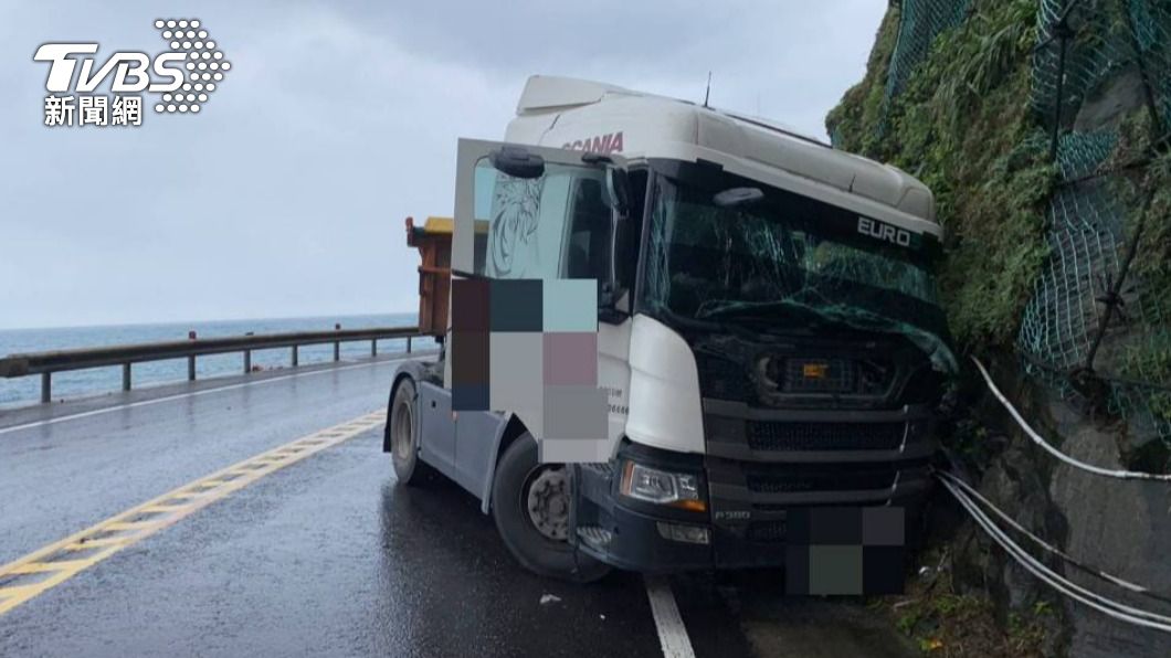 台2線砂石車失控衝對向 猛力撞山壁駕駛座玻璃爆裂