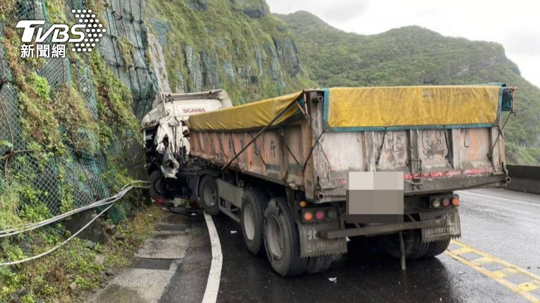 駕駛聲稱是為了閃避車輛失控。（圖／TVBS）