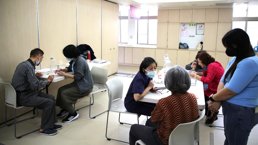 吃東西常嗆咳恐引起吸入性肺炎 吞嚥訓練可改善