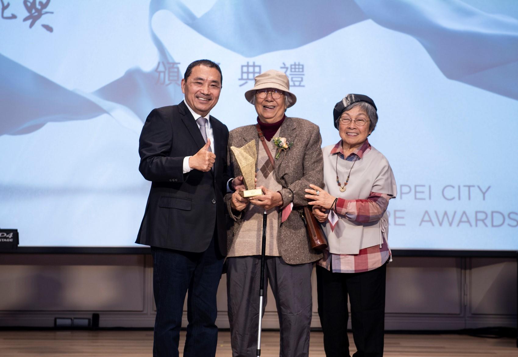 李義弘(圖中)2022年曾獲市長侯友宜頒發「新北文化獎」。(圖/翻攝自新北市府官網)