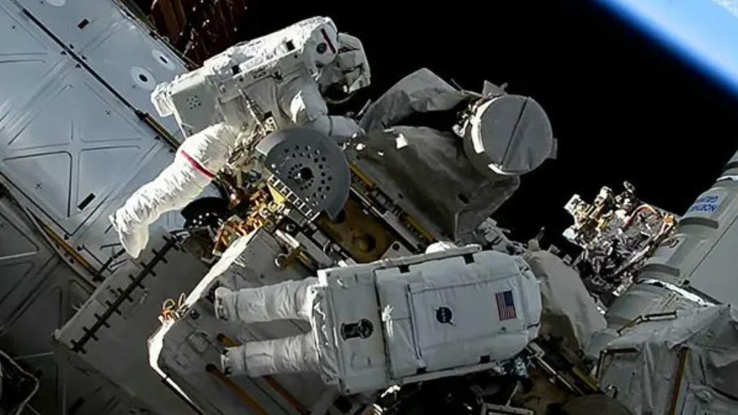 夜空忽然多一顆星? NASA:是太空人不慎遺失的工具包