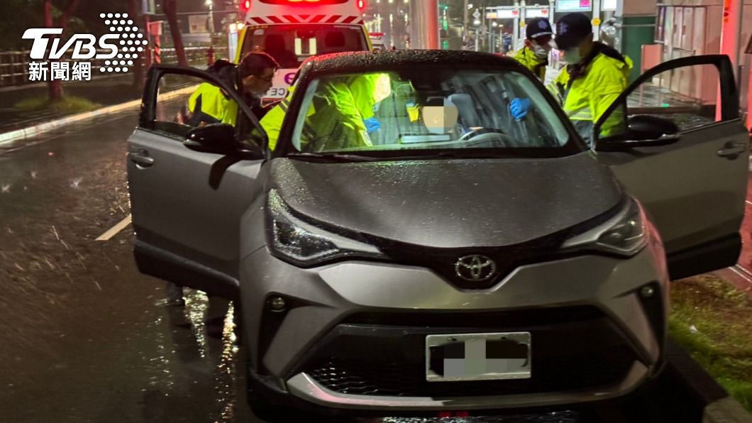 轎車撞淡水輕軌護欄!駕駛低血糖意識不清 同一警救他2次