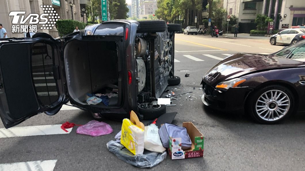 目屎若滴?TOYOTA迴轉未禮讓 下秒撞上「海神」