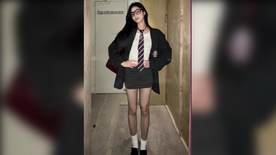 小S二女兒穿上美式復古校服,氛圍感滿滿。(圖 / 翻攝自@lilyhsuuuu IG)