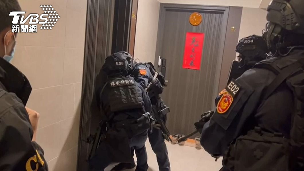 警方荷槍實彈攻堅黑幫據點。(圖/TVBS)