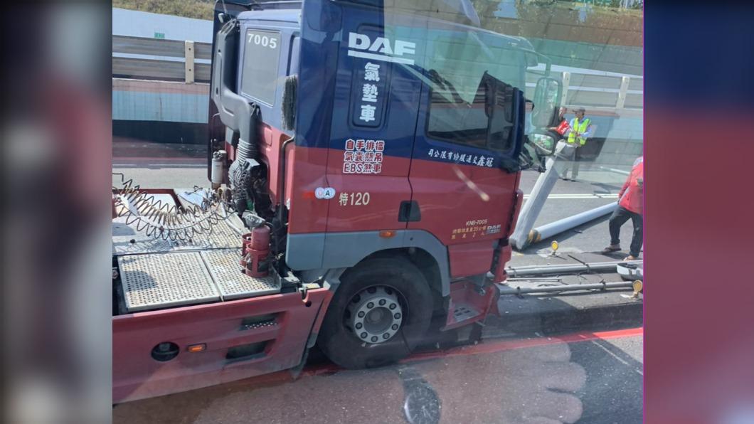 高雄過港隧道今日兩小時內發生三起車禍，還有拖板車開上分隔島自撞路燈。（圖／翻攝自記者爆料網）
