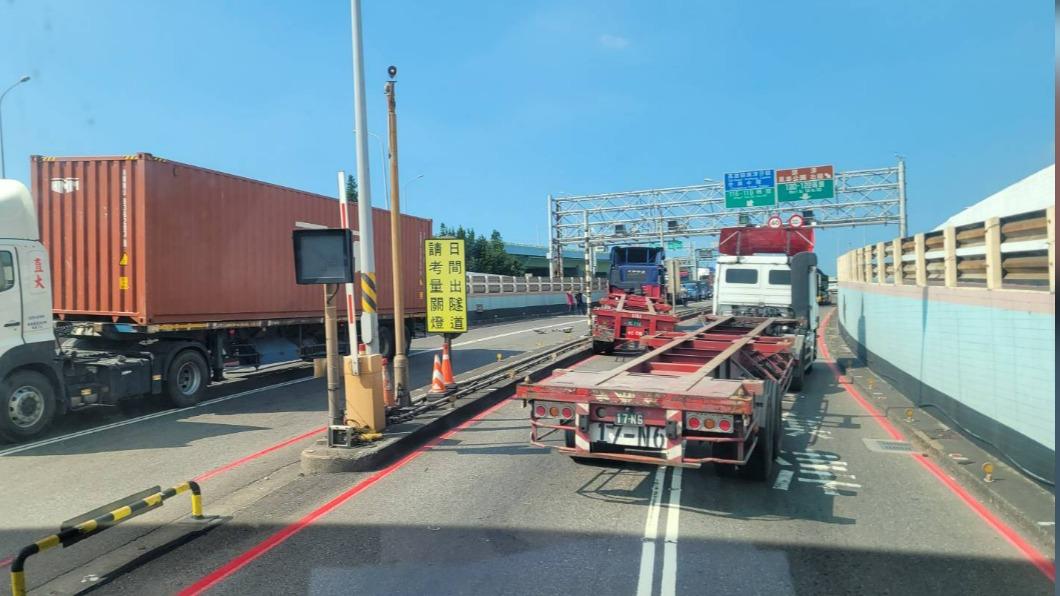 員警讓現場先維持雙邊各單向通車。(圖/翻攝自記者爆料網)