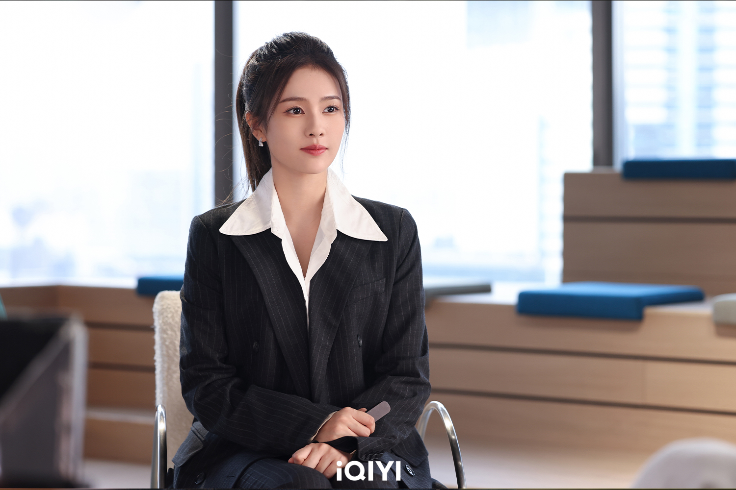 白鹿在劇中飾演人見人愛的美女記者「鄭書意」。（圖／iQIYI國際站提供）