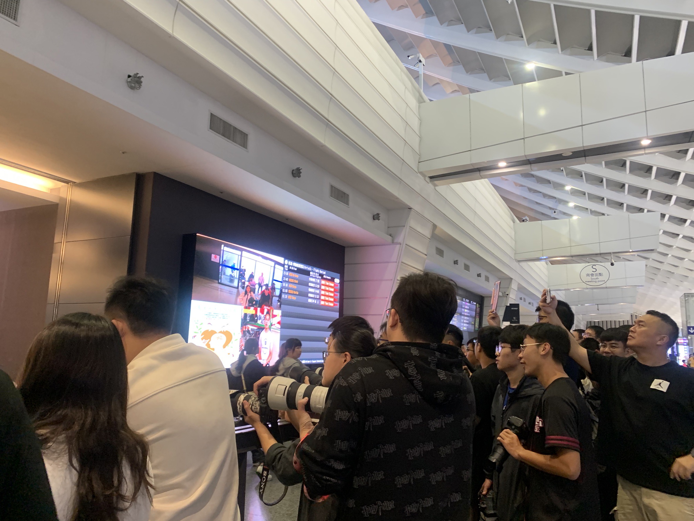 11日深夜的桃園機場接機大廳,有不少粉絲等待李晧禎抵台。(圖/鏡週刊)