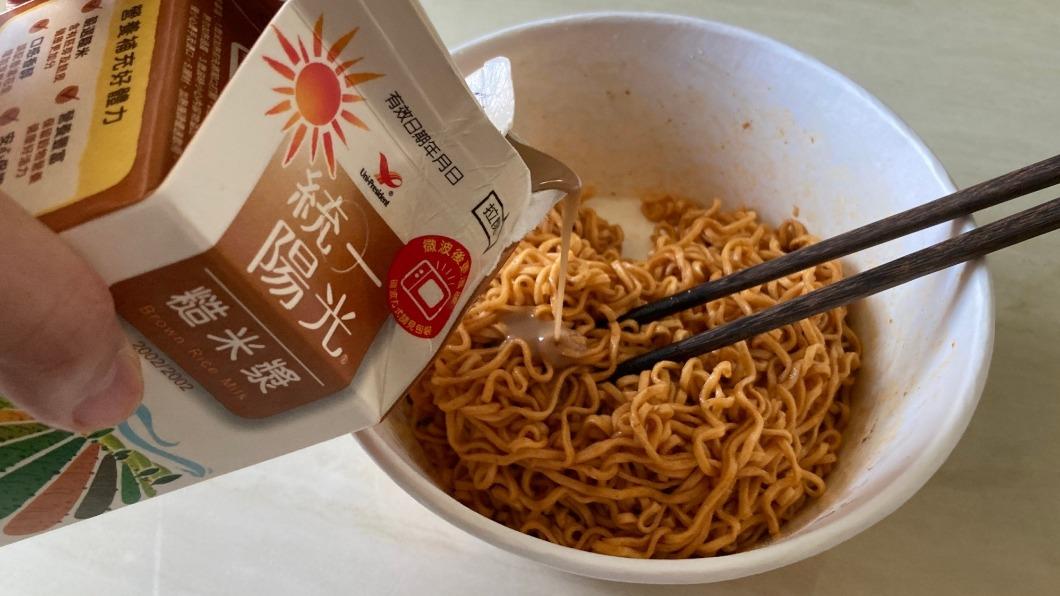 網友分享一款泡麵神奇吃法。（圖／翻攝自全家便利商店 / 7-11 超商新品&好物分享區臉書）