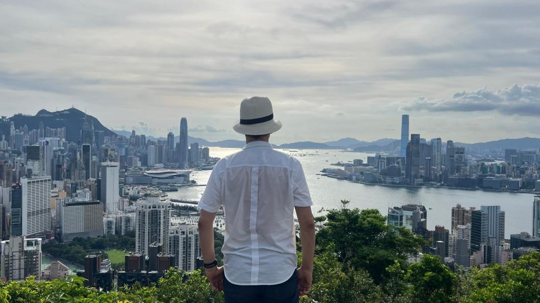 項明生眺望維多利亞港。(圖/亞洲旅遊台提供)