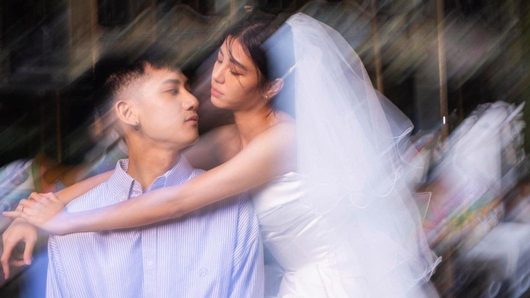 宇珊曬出一系列自助婚紗照。(圖/翻攝自宇珊臉書)