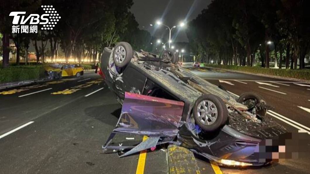 蹦！轎車、計程車對撞四輪朝天　男戴電子錶自動通報119