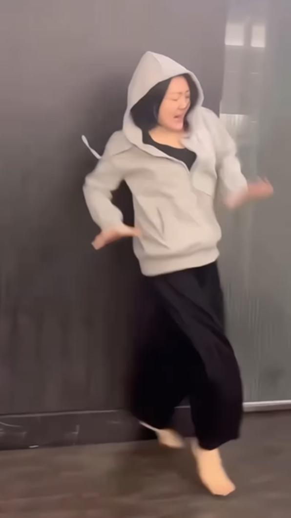 小S跳起來與正常的滑步舞相差甚遠。(圖/翻攝自小S IG)