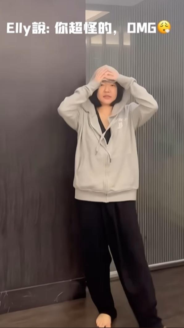 大女兒看到母親的滑稽舞步,無奈吐槽:「你超怪的,OMG。」(圖/翻攝自小S IG)