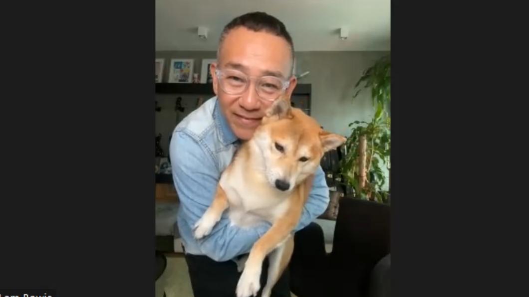 林保怡訪問時將愛犬「飯桶」抱出來亮相。(圖/台北双喜提供)
