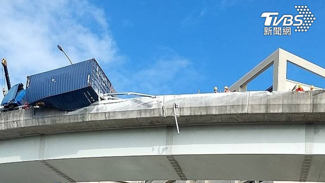 高雄新生高架橋貨車翻覆懸空 駕駛「命懸一線」2小時脫困