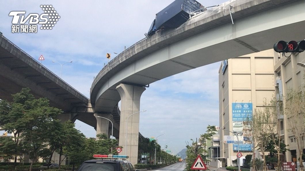 貨車車體懸空卡高架護欄外「搖搖欲墜」。(圖/TVBS)