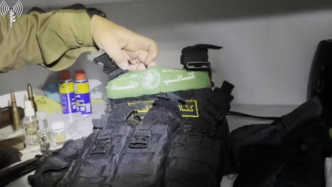 以色列聲稱在醫院內,搜出大量哈瑪斯的旗幟、軍服和武器。(圖/翻攝自推特@IDFSpokesperson)