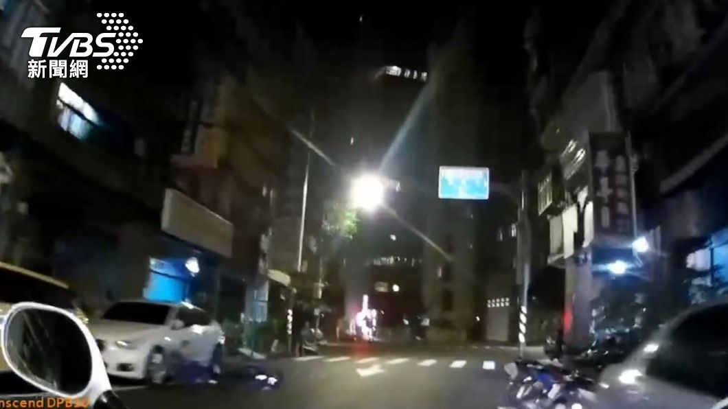 警方到場時有2名男子已倒臥血泊。（圖／TVBS）