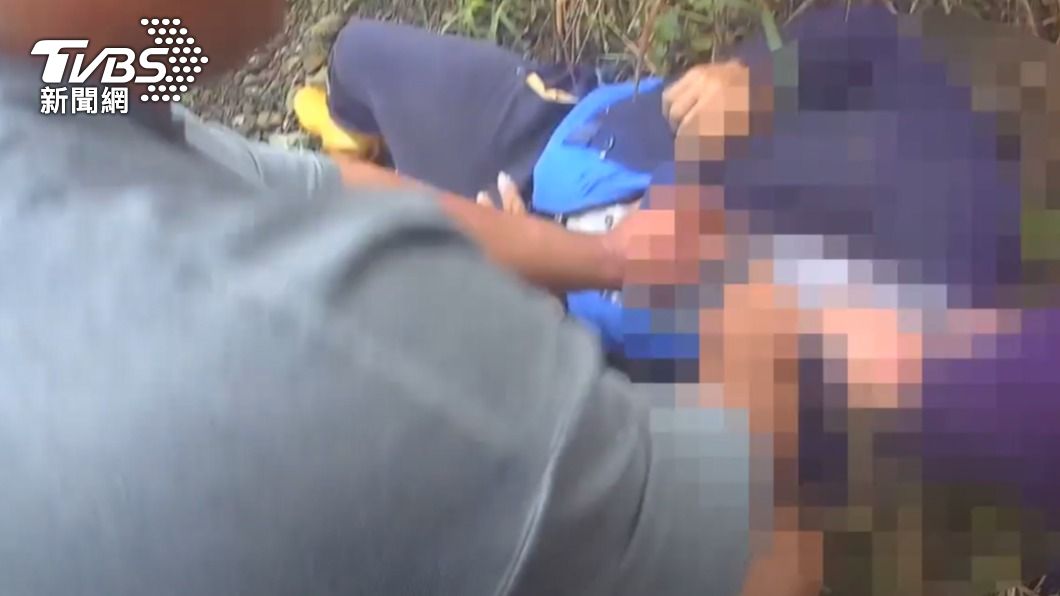 警消到場緊急對古姓頭目急救CPR。（圖／TVBS）