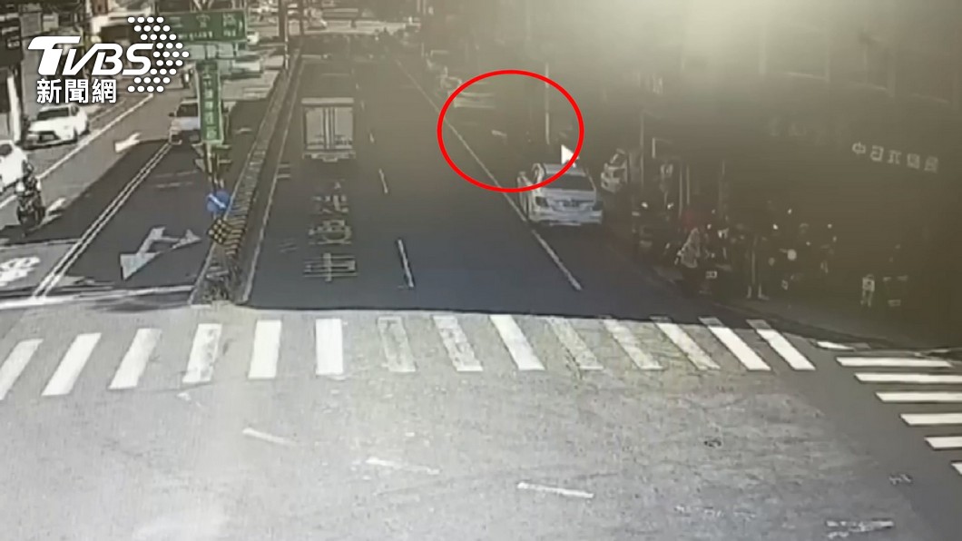 逆向騎車遭開單!台南女騎士哭哭失敗 上網討拍:員警太可惡