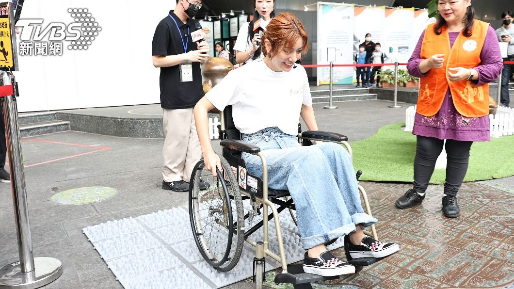 莎莎坐輪椅體驗身障者的不便。(圖/張哲鳴攝)