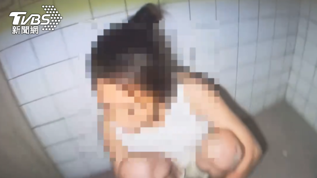 女子同樣遭警方逮捕。（圖／TVBS）