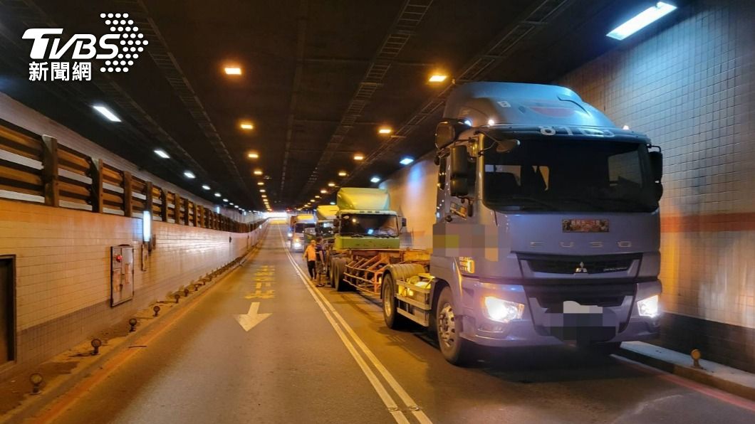 快訊/高雄過港隧道4貨櫃車連環撞 往前鎮路段封閉中