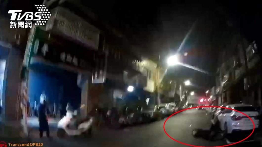 警方到場時2名傷者倒臥在地已無生命跡象。（圖／TVBS）