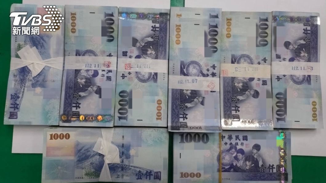 警方成功攔阻婦人欲投資的73萬7000元。(圖/TVBS)