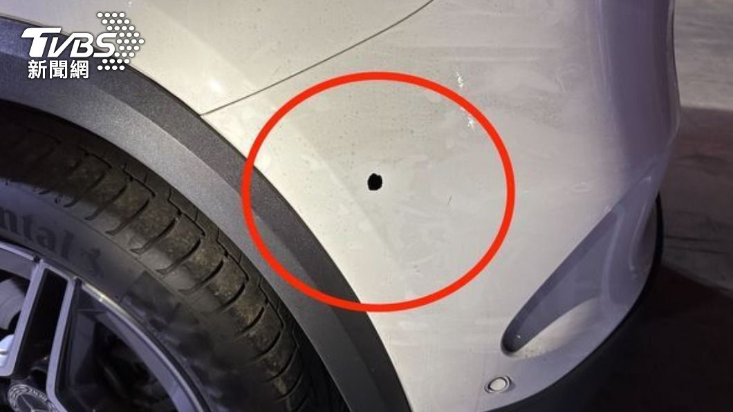 車輛上被打中1槍留有彈孔。(圖/TVBS)