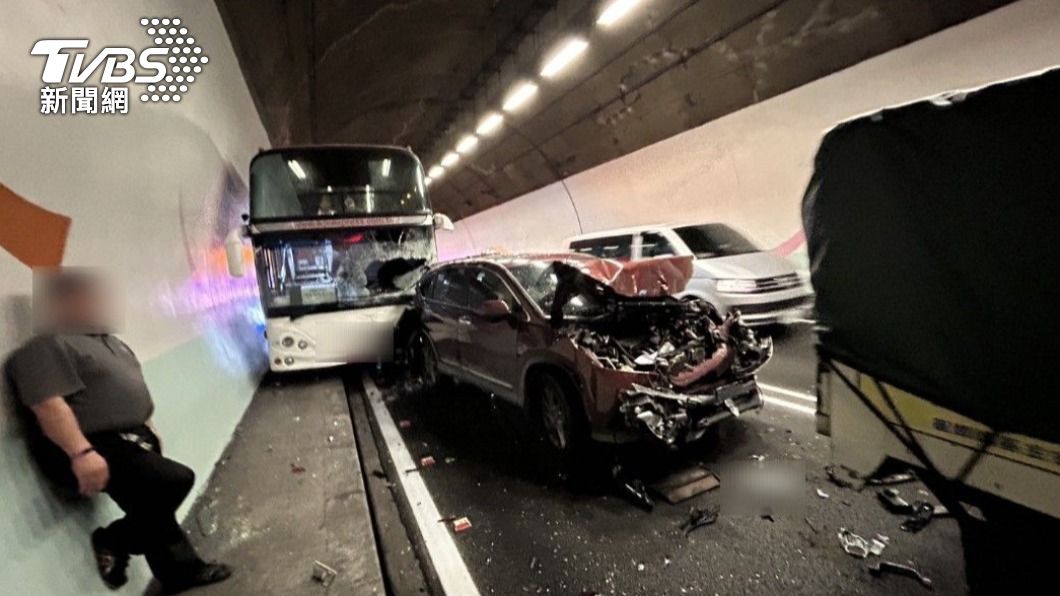 塞爆!雪隧7車連環撞 旅行社遊覽車追撞釀1人腰痛傷