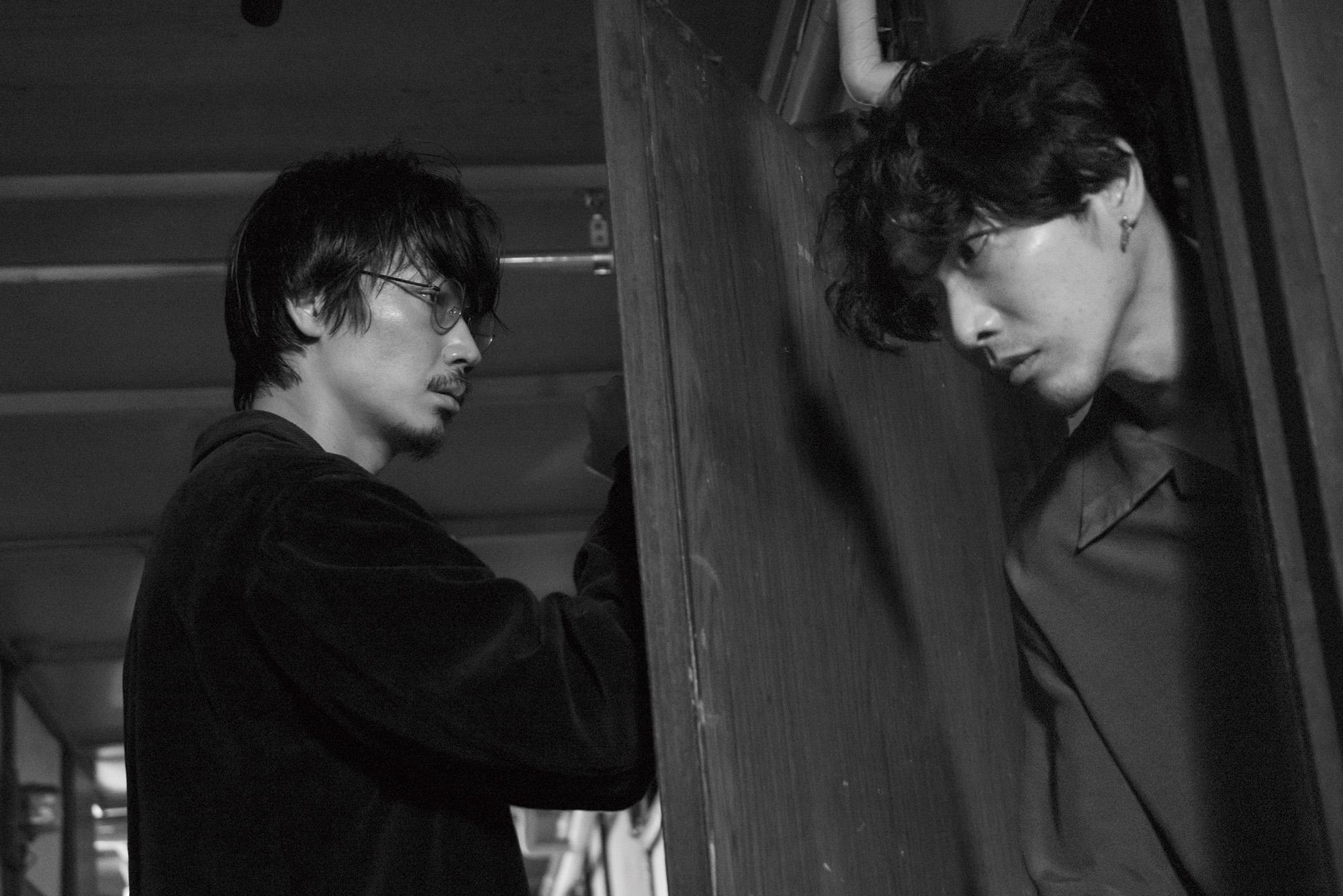 綾野剛（左） 、柄本佑睽違10年終於在新片《花腐》合作，卻意外發現彼此竟愛上同一人。（圖／中影提供）
