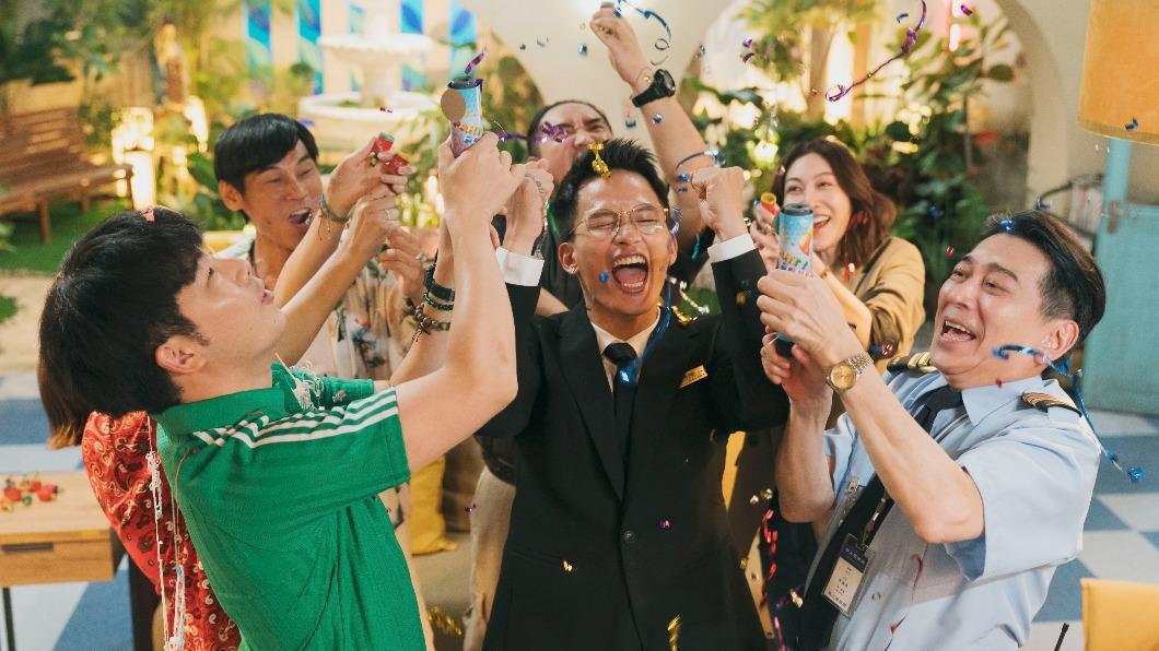 《你好,我是接體員》再曝卡司名單,左起:胡瑋杰、夏靖庭、黃奇斌、曾莞婷、高捷,後為Matzka。(圖/草舍文化提供)