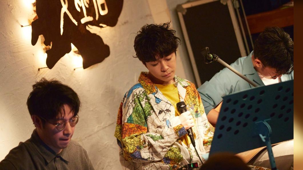 吳青峰獻唱多首專輯《太空人》的歌曲,讓歌迷大飽耳福。(圖/哈里坤的狂歡提供)