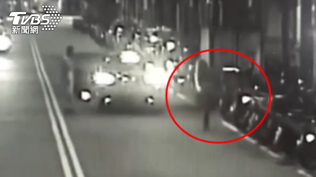 板橋醉女想自己回家　吼大13歲男友「你滾」狂譙三字經還踹車