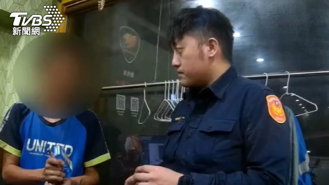 員警在附近網咖逮捕李男。(圖/TVBS)