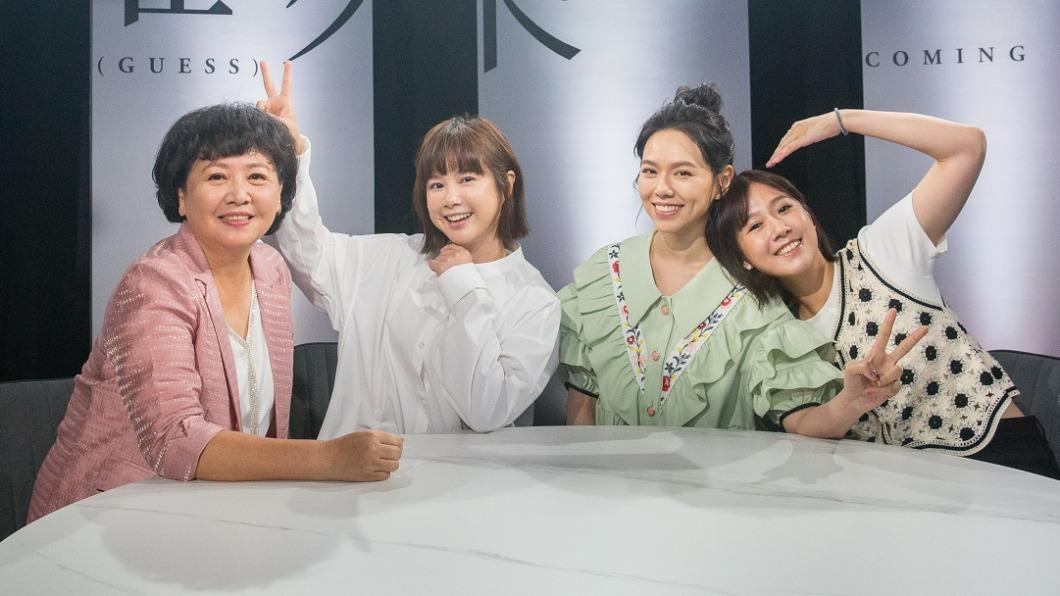 3位美女演員接受節目主持人王琄（左）合影。（圖／鏡電視提供）